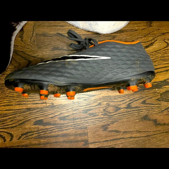 Women Soccer Cleats size 7 grey - Picture 2 of 4